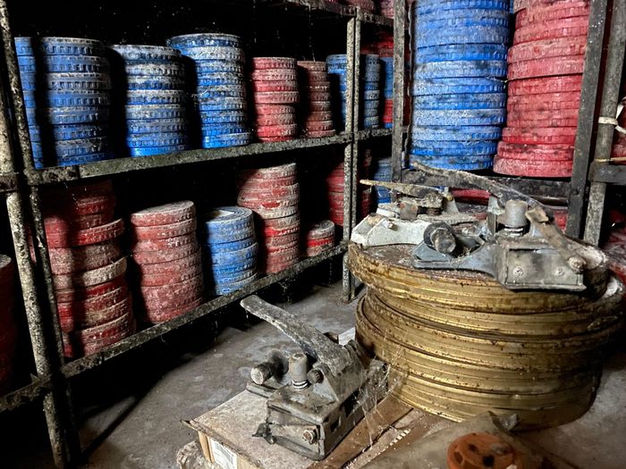 Các bộ phim bị hư hỏng nặng trong kho.