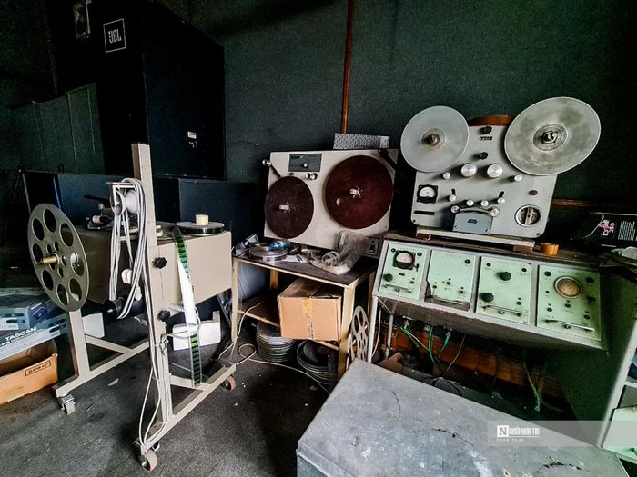 Máy dựng phim phủ bạt, ngổn ngang, không còn dấu hiệu sử dụng được sau nhiều năm "đắp chiếu".