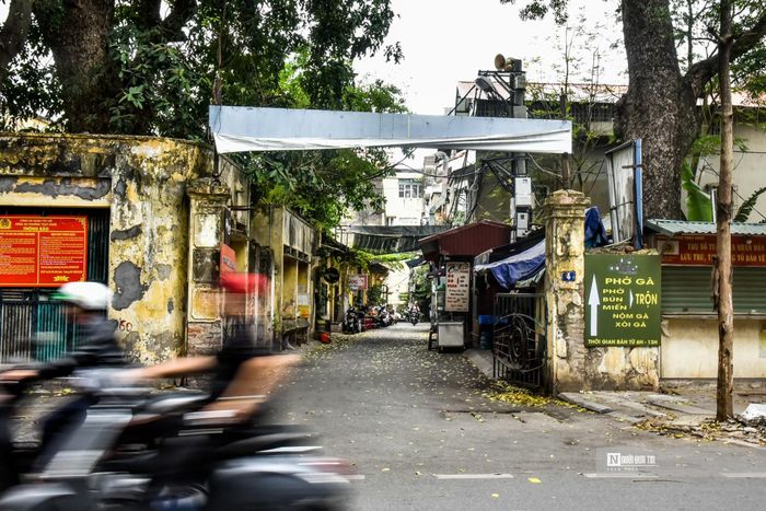 Cổng chính vào Hãng phim ở đường Thụy Khuê với biển hiệu mất chữ, bong tróc. Ít ai nghĩ rằng, nơi đây từng là cái nôi của Điện ảnh Việt Nam.