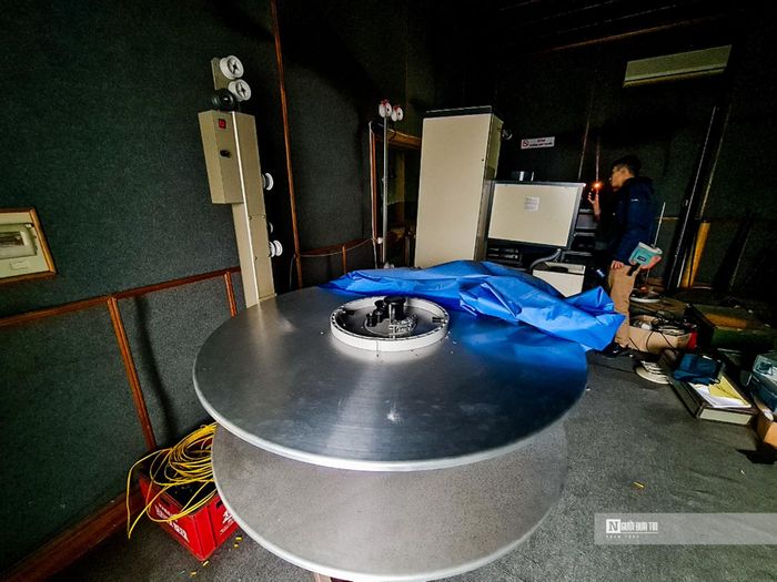 Máy telecine phục vụ chiếu phim được phủ bạt kín.