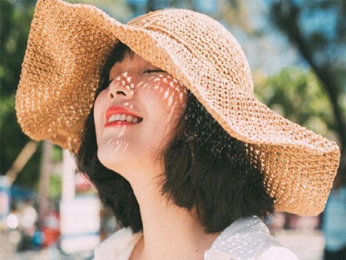 Bạn cần bảo vệ tóc khi ra nắng. Nguồn ảnh: Internet