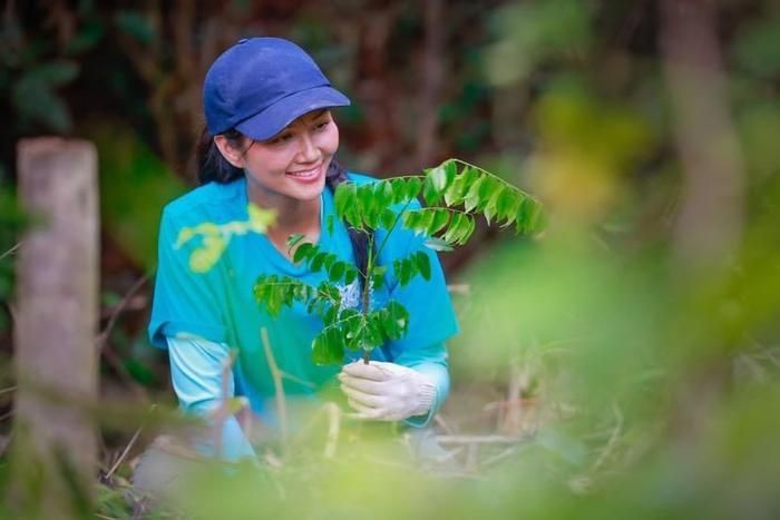 Bên cạnh đó, H'Hen Niê mỗi khi có thời gian rảnh đều chú tâm vào những hoạt động thiện nguyện và có ích cho xã hội
