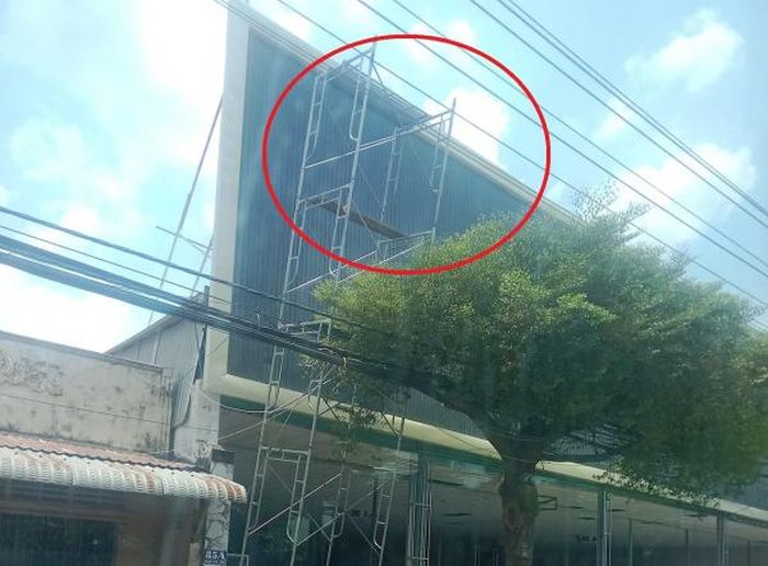 Hiện trường các công nhân bị ngã, dẫn đến điện giật.