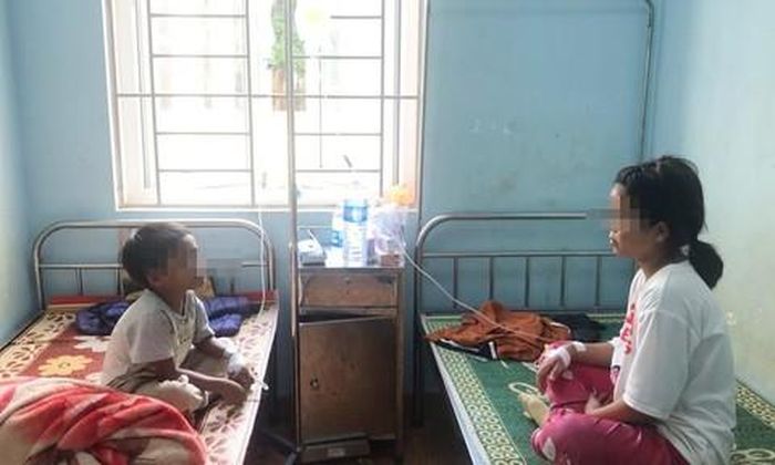 Hai em bị ngộ độc thịt cóc đang được theo dõi.