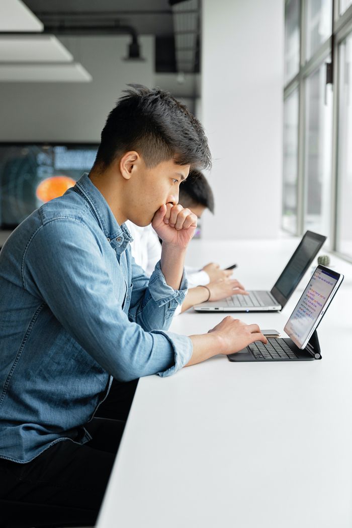  Thừa nhận bản thân ghen tỵ là thiết yếu. Ảnh minh họa: Mikhail Nilov/Pexels. 