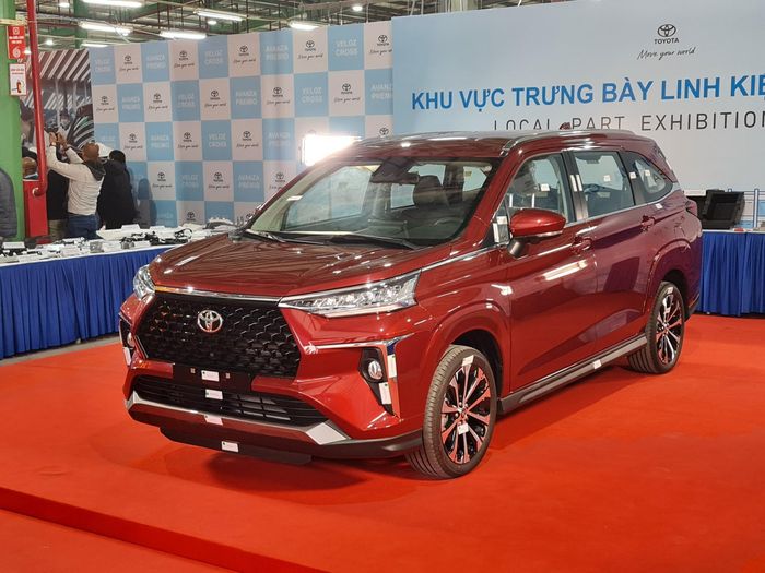  Việc nhập khẩu nguyên chiếc từ Indonesia từng khiến Toyota Veloz Cross phải rơi vào cảnh khan hàng, đội giá diễn ra hồi đầu quý II/2022. Toyota Việt Nam sau đó đã giới thiệu những mẫu Veloz Cross lắp ráp nội địa đầu tiên vào cuối năm ngoái, với kỳ vọng phần nào giải quyết vấn đề nguồn cung trong cuộc đua doanh số cùng Mitsubishi Xpander. Hiện, Toyota Việt Nam đang phân phối Veloz Cross với 2 phiên bản, giá bán lần lượt 658 triệu đồng cho phiên bản CVT và 698 triệu đồng cho phiên bản CVT Top. 