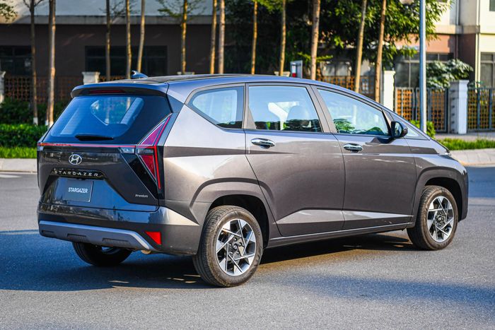  Giai đoạn đầu năm nay, nhiều đại lý Hyundai tung ưu đãi lớn cho khách hàng mua xe Stargazer sản xuất trong năm 2022. Theo thông tin được các tư vấn bán hàng chia sẻ, động thái này hướng đến mục tiêu "dọn kho" các mẫu Hyundai Stargazer nhập khẩu đời cũ và chuẩn bị cho sự có mặt của các mẫu Stargazer lắp ráp trong nước. Hiện, Hyundai Stargazer được phân phối tại Việt Nam với 3 phiên bản 7 chỗ ngồi, giá niêm yết dao động 575-675 triệu đồng. Nếu chọn Hyundai Stargazer phiên bản 6 chỗ ngồi, giá xe sẽ tăng lên thành 685 triệu đồng. 