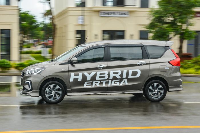 Sang năm 2023, thành tích bán hàng của Suzuki Ertiga Hybrid cũng chưa cho thấy dấu hiệu cải thiện. Với doanh số vỏn vẹn 84 xe sau 2 tháng đầu năm, mẫu MPV cỡ nhỏ này nhận một vị trí trong danh sách 10 ôtô bán chậm nhất thị trường Việt Nam. Hiện, Suzuki Ertiga Hybrid được nhập khẩu nguyên chiếc từ Indonesia và phân phối tại Việt Nam với 2 phiên bản, giá niêm yết lần lượt 538 triệu và 608 triệu đồng. 