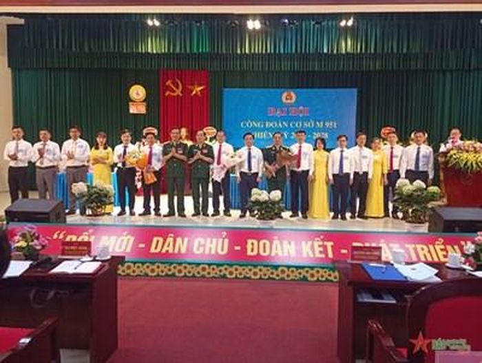 Các đại biểu tặng hoa chúc mừng 15 đại biểu đi dự Đại hội đại biểu Công đoàn Ban Cơ yếu Chính phủ lần thứ VI.