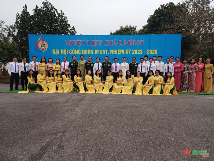 Các đại biểu chụp ảnh lưu niệm.