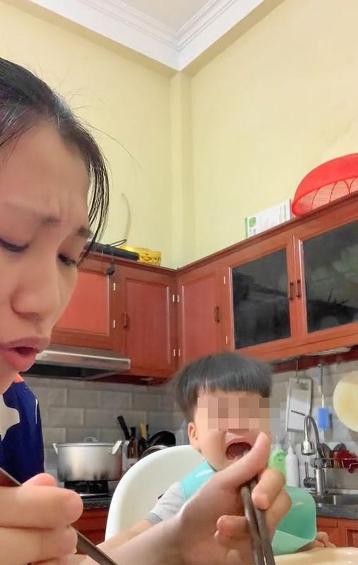 Với cách cho con ăn kiểu Gen Z làm mẹ này có lẽ cậu bé sẽ ăn ngoan hơn, không dám bướng nữa vì có ngày bị mẹ cho nhịn đói thật chứ chẳng đùa.