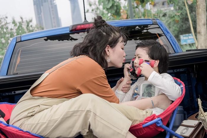 Trong cuộc phỏng vấn với Dân Trí hồi tháng 3/2023, Ngọc Lan chia sẻ điều khó khăn với cô khi làm mẹ đơn thân là phải học cách thấu hiểu và tiếp cận với những cảm xúc của con. “Bé Louis (con trai Ngọc Lan) có tính cách khá nội tâm và ít chia sẻ cảm xúc của mình. Ở tuổi của bé có sự tinh nghịch riêng, đòi hỏi tôi phải kiên nhẫn và san sẻ cùng con. Công việc làm mẹ vẫn là một hành trình mà tôi phải học mỗi ngày”, cô trải lòng.