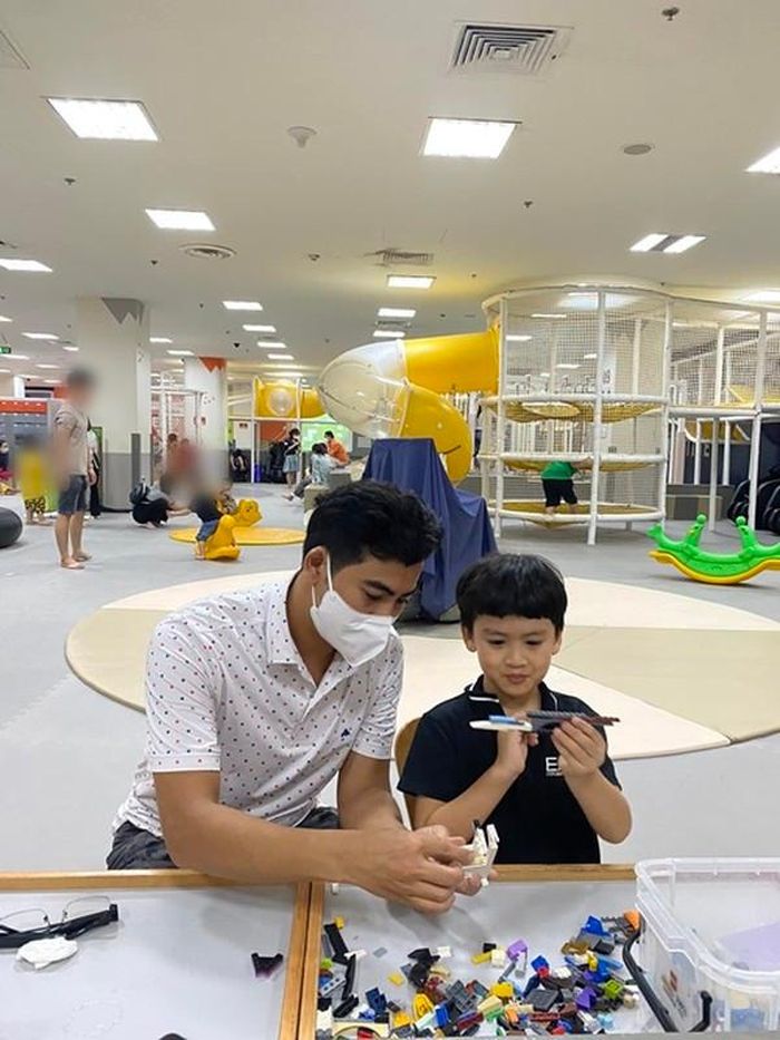 Thanh Bình luôn cố gắng bù đắp tình cảm cho con trai.