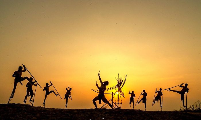 Không chỉ trong thi đấu thể thao, cà kheo còn thể hiện sự mạnh mẽ, khéo léo của người đàn ông trong những tấm ảnh nghệ thuật. Ảnh: Nguyễn Linh Vinh Quốc