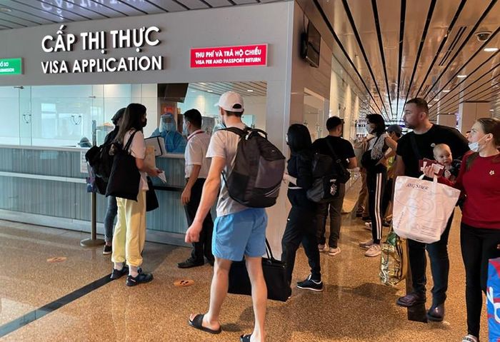 Khách làm thủ tục nhập cảnh tại Cam Ranh - Khánh Hòa (Ảnh: báo Khánh Hòa)