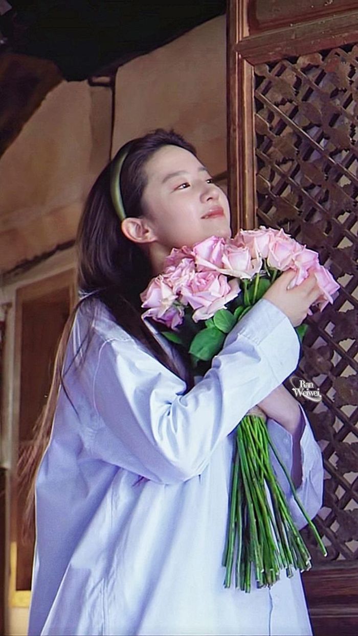 Phân cảnh diện sơ mi xanh cầm hoa của Lưu Diệc Phi trong một bộ phim trở thành trào lưu chụp hình rần rần