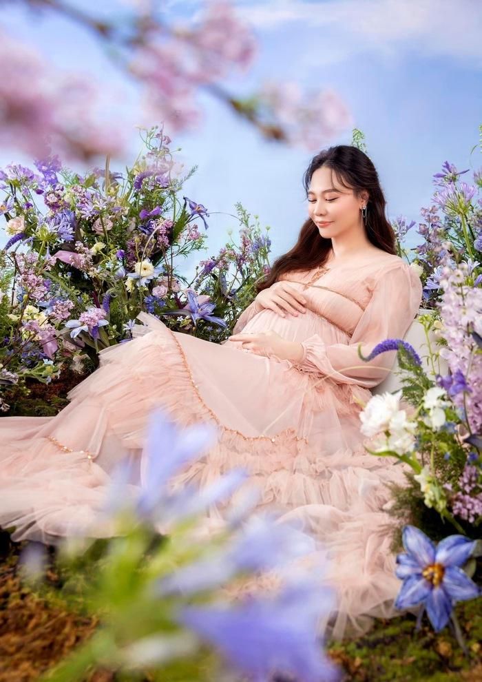 Đàm Thu Trang chia sẻ những bức hình mới khoe nhan sắc rạng rỡ khi mang bầu lần 2