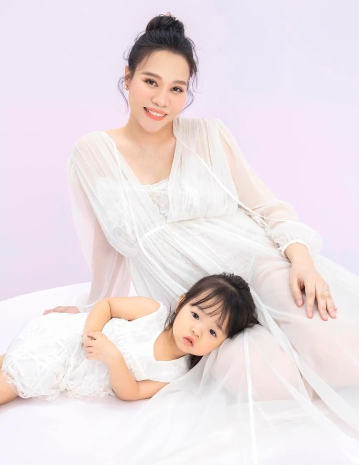Đàm Thu Trang thông báo mang thai lần thứ 2 vào ngày 31/3