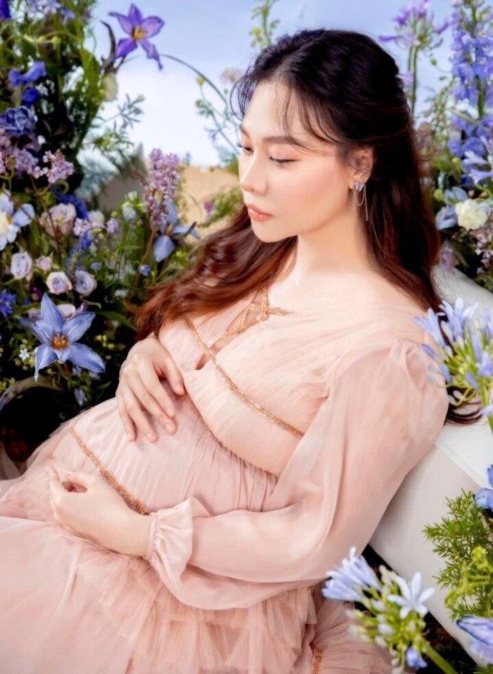 Có thể thấy người đẹp không tăng cân quá nhiều. Vốn là người mẫu, bà xã Cường Đô La không khó để phô diễn vẻ đẹp của mình trước ống kính.