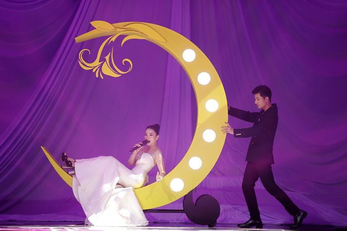 Đuôi váy mềm mại, rủ nhẹ và tạo sóng khi di chuyển, khiến mỗi bước đi của Lệ Quyên thêm phần quyến rũ.