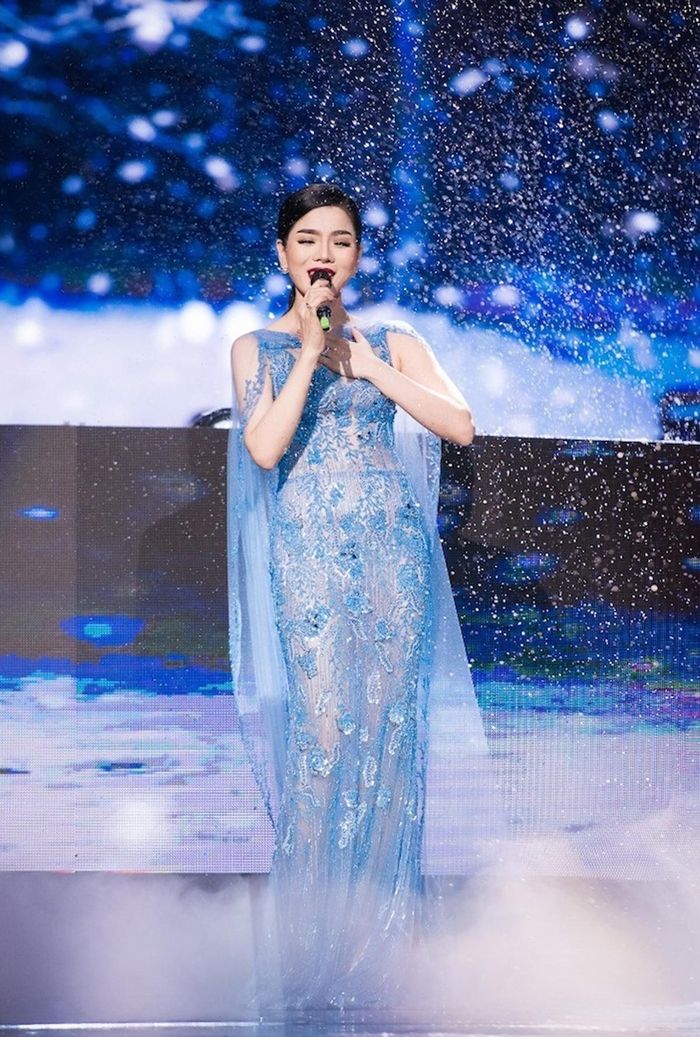 Trên sân khấu "Love concert" giữa tháng 3, Lệ Quyên thay hai trang phục của Hoàng Hải.