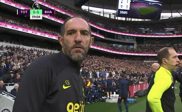  Vẻ mặt ngơ ngác của HLV Tottenham khi bị đuổi. Theo quy định tại Premier League, huấn luyện viên trưởng/tạm quyền sẽ phải chịu trách nhiệm về hành động của mọi cầu thủ dự bị và các trợ lý ở ngoài đường biên. Ở tình huống này, trọng tài chính Stuart Attwell hoàn toàn có lý khi đuổi ông Stellini lên khán đài dù HLV này không tham gia xô xát. 
