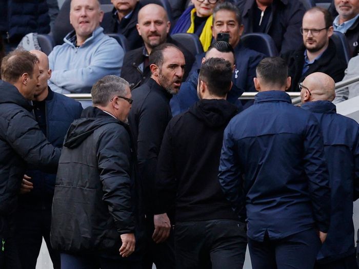  Mâu thuẫn giữa HLV Tottenham và Brighton đã xảy ra từ đầu trận. Máy quay phát hiện hai nhà cầm quân này to tiếng trong khi trọng tài Attwell đang chỉnh lại các thiết bị liên lạc. 
