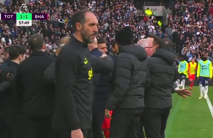  Trong khi các trợ lý cãi nhau với đối thủ, HLV tạm quyền của Tottenham, Cristian Stellini, đứng ngoài cuộc. Ông giả vờ nhìn chăm chú vào sân như không biết đến vụ xô xát diễn ra ngay bên cạnh. 
