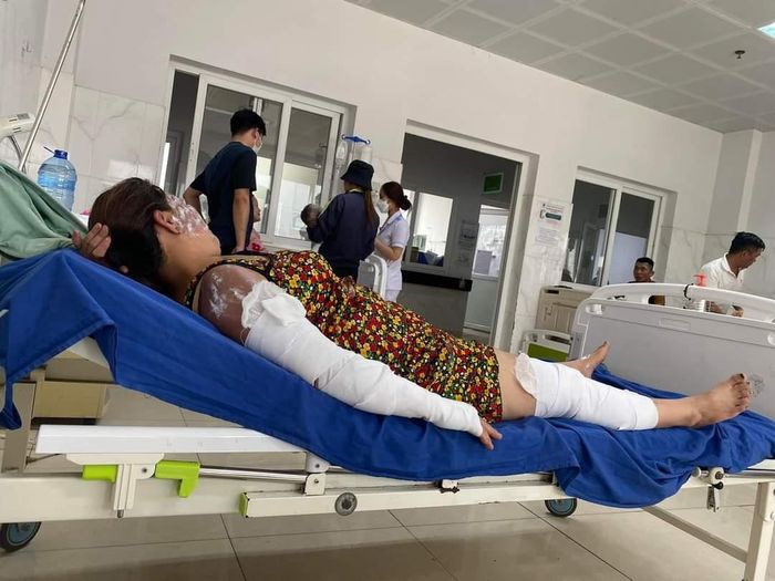  Các nạn nhân đang được điều trị tại bệnh viện. 