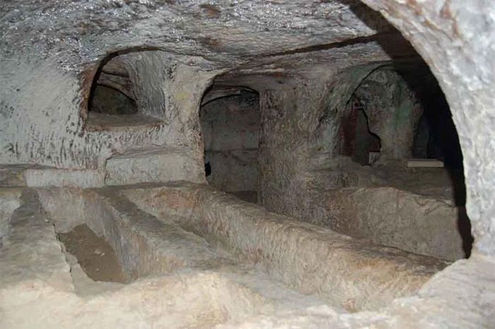 Cuối những năm 1800, người ta phát hiện Hầm mộ Thánh Paulus tại Rabat, đảo Malta. Tuy mang tên Paulus, đây không phải nơi an táng ông, mà là mộ chung.