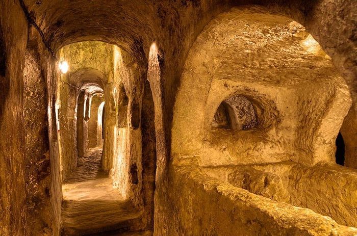 Tuy nhiên, bí ẩn xung quanh hầm mộ này vẫn chưa được giải đáp. Có nhiều câu hỏi đặt ra như liệu Thánh Paulus thực sự đã được chôn cất ở đây hay không, cơ chế đa cấp của hầm mộ này được xây dựng như thế nào hay vì sao nó vẫn duy trì được độ bền trong nhiều thế kỷ qua