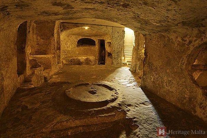 Khắp Malta, dân gian lưu truyền vô số câu chuyện, tin đồn về ma và hiện tượng ma quái trong các khu hầm mộ. Người ta còn rỉ tai nhau, không ít sinh viên và giáo sư khảo cổ đã bị mất tích trong hệ thống đường hầm Malta. Biệt danh " vương quốc người chết" chào đời, trở thành điểm nhấn cho ngành du lịch Malta.