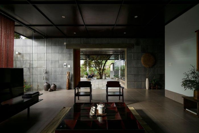  Căn nhà có tổng diện tích 150m2, theo kết cấu hình chữ L với công năng được phân bổ đều đặn, kết nối với nhau thông qua những lối đi liền mạch, thoáng đãng.