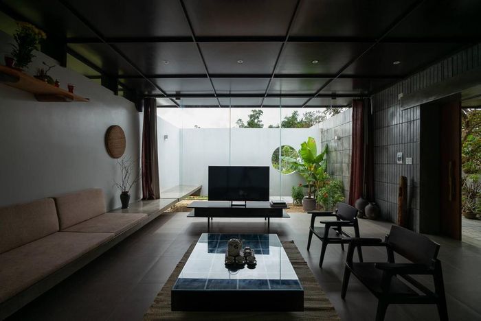 Hệ cửa kính lớn góp phần lấy sáng đồng thời xóa nhòa khoảng cách trong nhà và ngoài vườn.