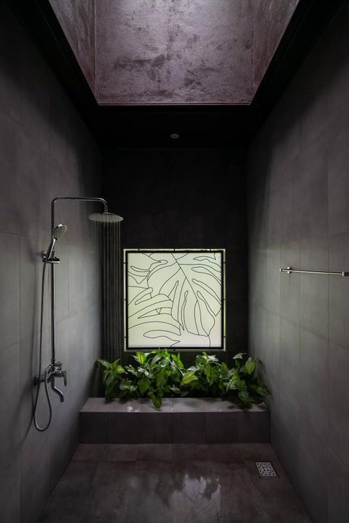 Phòng tắm với tông màu xám bê tông nhẹ nhàng, có đầy đủ thiết bị hiện đại. Nguồn ảnh: Quang Dam