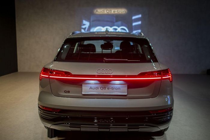  Đuôi xe của Q8 e-tron vẫn giữ nguyên cụm đèn hậu ngang. Điểm mới là phần cản sau được sơn đen hầm hố hơn đời cũ. 