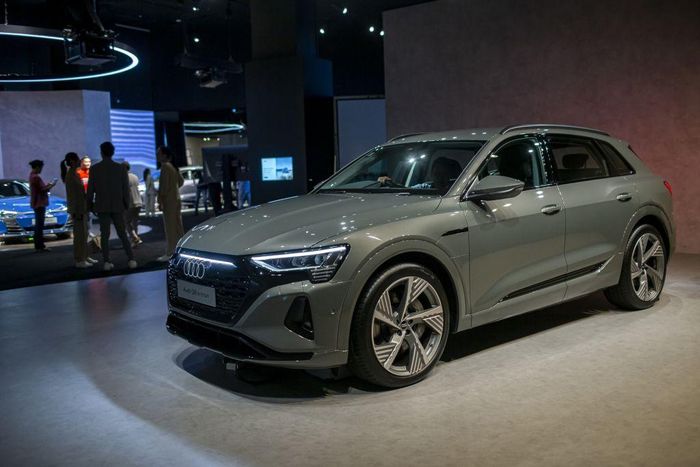  Là phiên bản nâng cấp của e-tron, Q8 e-tron được thay đổi đôi chút ở thiết kế. Phần đầu xe gây ấn tượng với lưới tản nhiệt có họa tiết tổ ong, có thể đóng/mở tự động nhằm tối ưu hóa luồng không khí. Thiết kế của lưới tản nhiệt này khiến Audi Q8 e-tron trông giống một chiếc xe xăng hơn là xe điện. 