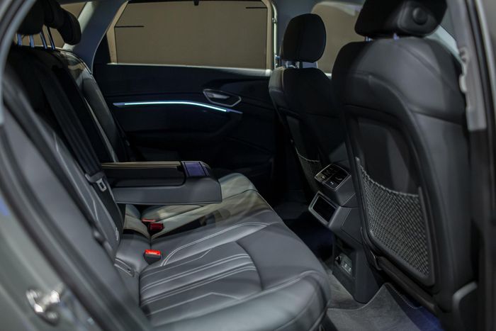  Audi Q8 e-tron 2023 sở hữu nhiều trang bị tiện nghi hiện đại, tiêu biểu như điều hòa tự động 4 vùng, cửa sổ trời, cửa gió hàng ghế sau, âm thanh Bang&amp;Olufsen 16 loa, cổng sạc, sạc không dây tiện nghi, tựa tay hàng ghế sau, màn hình hiển thị kính lái HUD. 