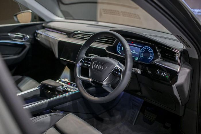 Về nội thất, Audi Q8 e-tron sử dụng lại hầu hết bộ khung của phiên bản tiền nhiệm. Vô-lăng thể thao bọc da tích hợp đầy đủ các phím chức năng. Phía sau tay lái là bảng đồng hồ kỹ thuật số với màn hình 12,3 inch. Hệ thống giải trí trung tâm được điều khiển qua cụm màn hình đôi với kích thước lần lượt 10,1 inch và 8,6 inch. 