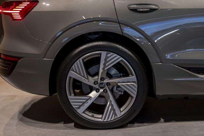  Chiếc SUV điện này được trang bị bộ mâm 22 inch 5 chấu kiểu cánh quạt có phần đơn giản hơn đời cũ, mang phong cách hiện đại của xe điện nhưng chưa thật sự bắt mắt. 