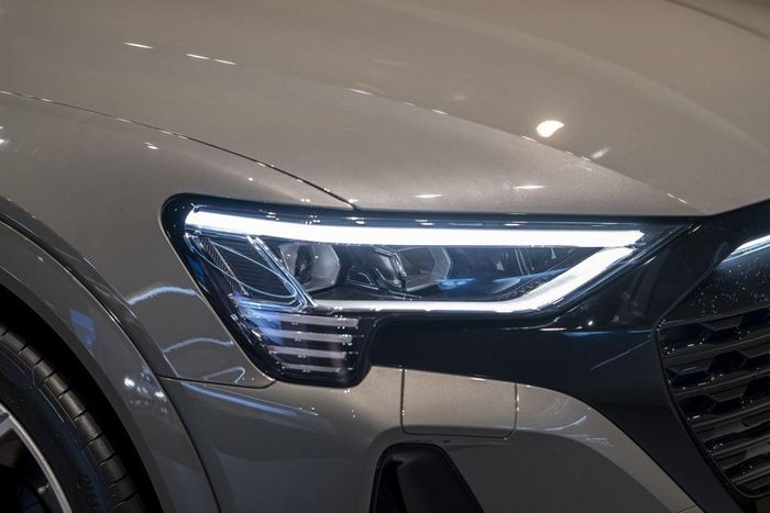  Xe được trang bị đèn chiếu sáng LED matrix kết hợp dải đèn LED định vị ban ngày nằm ngang và vuốt về sau, cùng với 4 sọc ngang nhỏ gọn bên trong cụm đèn. 