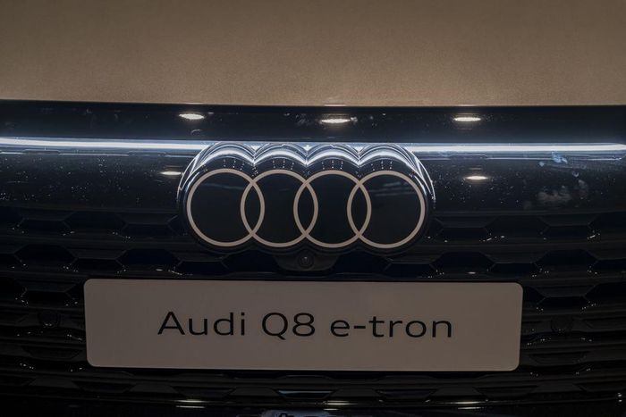  Dự kiến, Audi Q8 e-tron sẽ được phân phối chính hãng tại Việt Nam vào cuối năm nay, thay vì e-tron như thông tin trước đây. Giá xe hiện chưa được công bố nhưng theo nhiều đồn đoán, giá sẽ dao động ở mức 3 tỷ đồng. 