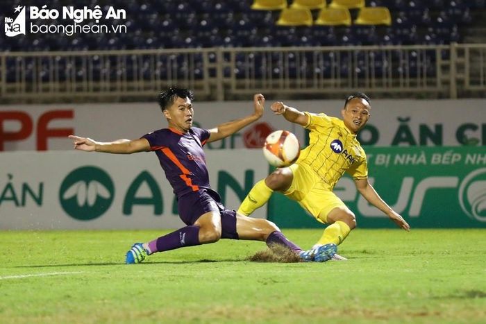 Dù không thể giành trọn 3 điểm nhưng Sông Lam Nghệ An đã có màn trình diễn khá tốt trước Bình Dương. Ảnh: Chung Lê