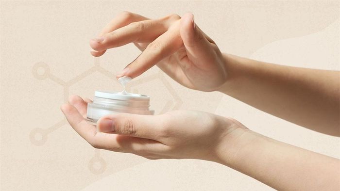 Việc giữ ẩm cho da là giải pháp đơn giản, tối ưu nhằm hạn chế tình trạng ngứa. Ảnh minh họa: Everyday Health.