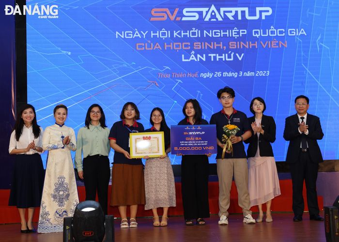 Nhóm sinh viên đoạt giải Ba tại vòng chung kết cuộc thi SV.Starrtup 2023. (Ảnh do nhân vật cung cấp)