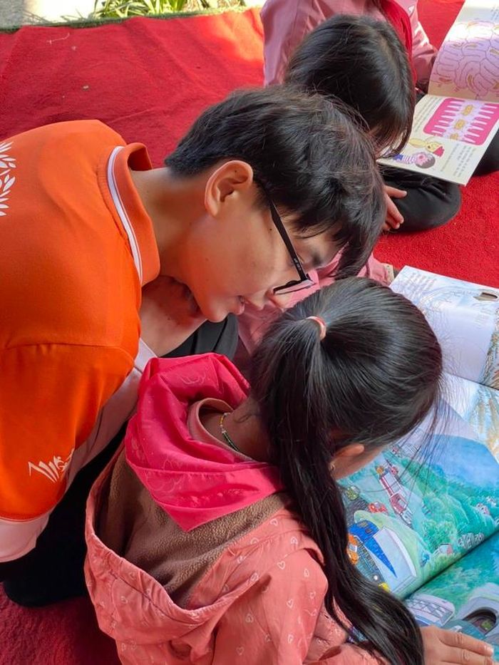 Đối với Đăng, từng quyển sách được các em mở ra kèm theo đó là một hy vọng cho tương lai tươi sáng - Ảnh: NVCC
