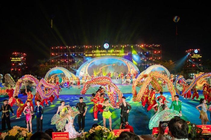 Canaval Hạ Long 2022 thu hút đông đảo người dân Quảng Ninh và du khách tham gia với những sự iieenj đặc sắc. Ảnh: Cổng TTĐT Hạ Long