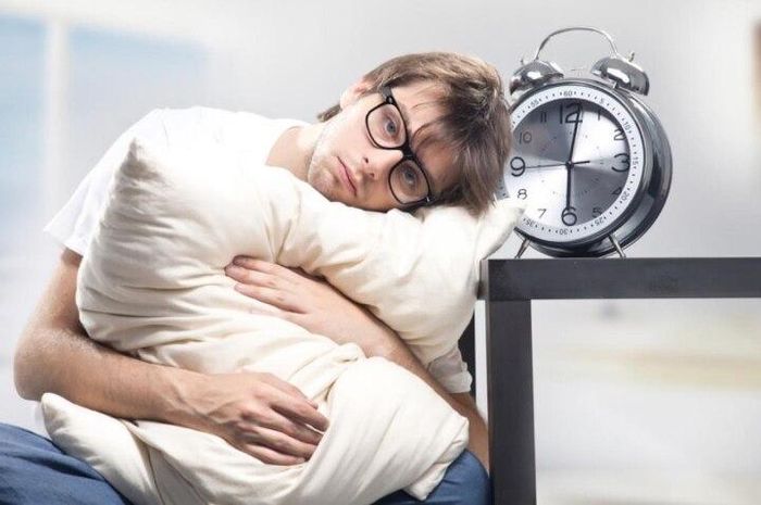 Không ngủ được có thể do ăn uống quá no.