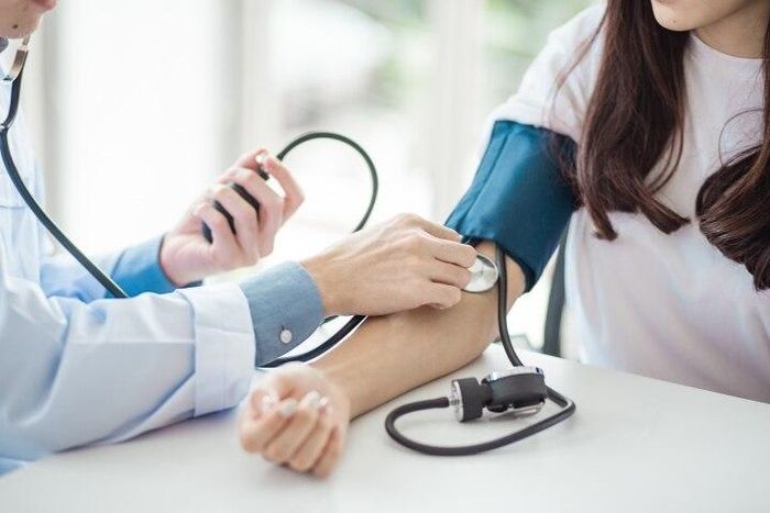 Nhiều người vẫn quan niệm cao huyết áp là nỗi ám ảnh sức khỏe của người cao tuổi, nhưng thực tế căn bệnh này đang có xu hướng ngày càng trẻ hóa. (Ảnh minh họa)