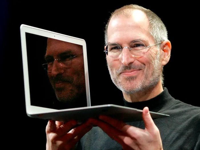  Steve Jobs vốn nổi tiếng là người có chế độ ăn uống rất khắc nghiệt. Ông là một người ăn chay và đôi khi thậm chí còn dùng phương pháp nhịn ăn. Jobs thường chỉ ăn mỗi một hoặc hai món cả tuần. Có thời điểm, thực đơn của ông chỉ gói gọn trong cà rốt và táo. Có lúc, ông lại phát cuồng với trái cây và chỉ ăn rau, củ, quả và các loại hạt. Steve Jobs tin rằng chế độ ăn chay giúp ông không có mùi cơ thể. Ông chẳng cần xịt nước hoa hay tắm thường xuyên để thơm tho. Đôi khi, Jobs còn nhịn ăn vài ngày để cơ thể rơi vào trạng thái hưng phấn. Ảnh: AP. 